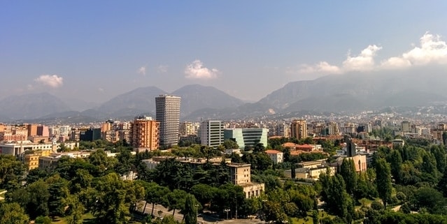 De stad Tirana in Albië