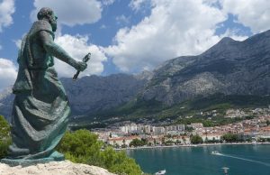 St Peter standbeeld in Makarska