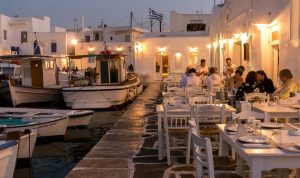 Restaurants in de haven van Naoussa Paros