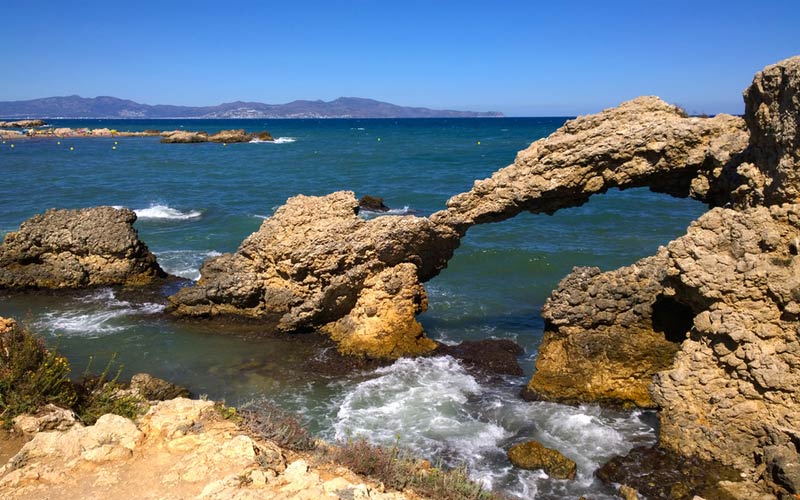 Natuurlijke boog bij het strand Portitxol in L'Escala