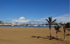 Het strand Alcaravaneras in Las Palmas