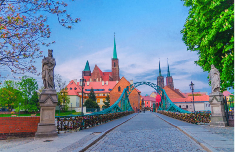 Bekende Tumski brug met sloten in Wroclaw