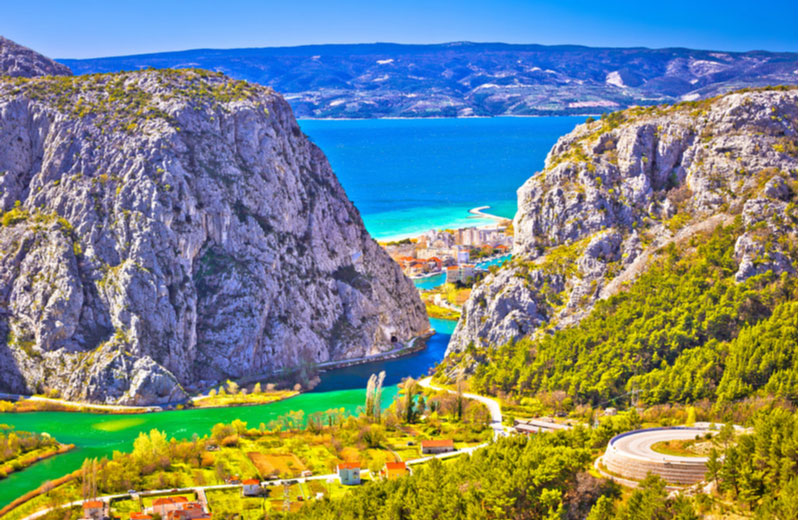 De kloof/rivierdal van de Cetina rivier langs Omis