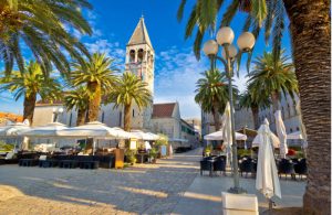 Gezellig plein in het centrum van Trogir