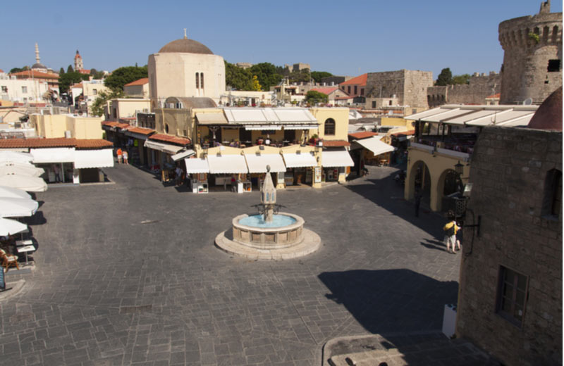 Het Hippocrates plein in Rhodos-Stad