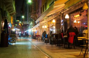 Uiteten in populaire straat in Istanbul