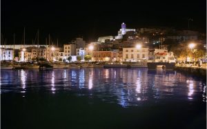 In de avond in Ibiza-Stad