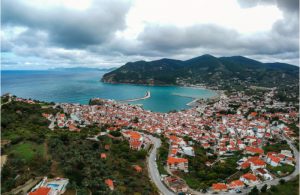 Uitzicht over Skopelos-stad met de haven