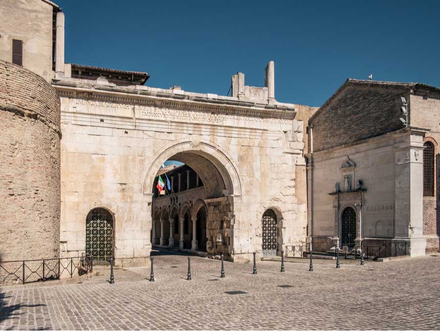 De stadspoort Arch of Augustus