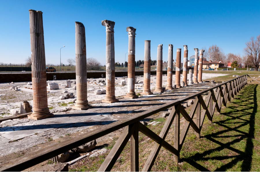 Archeologische restanten van de zuilen Aquileia