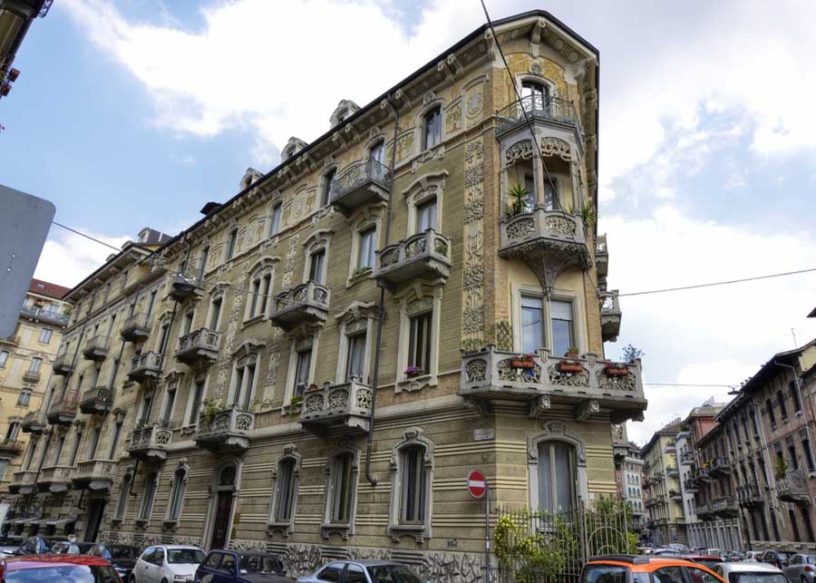 Gebouwen met art nouveau stijl in de wijk Cit Turin