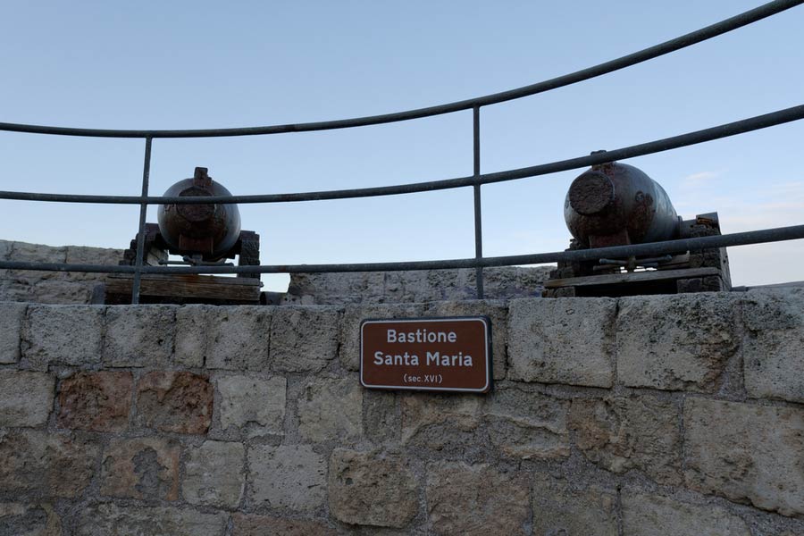 De toren Bastione Santa Maria met twee kanonnen