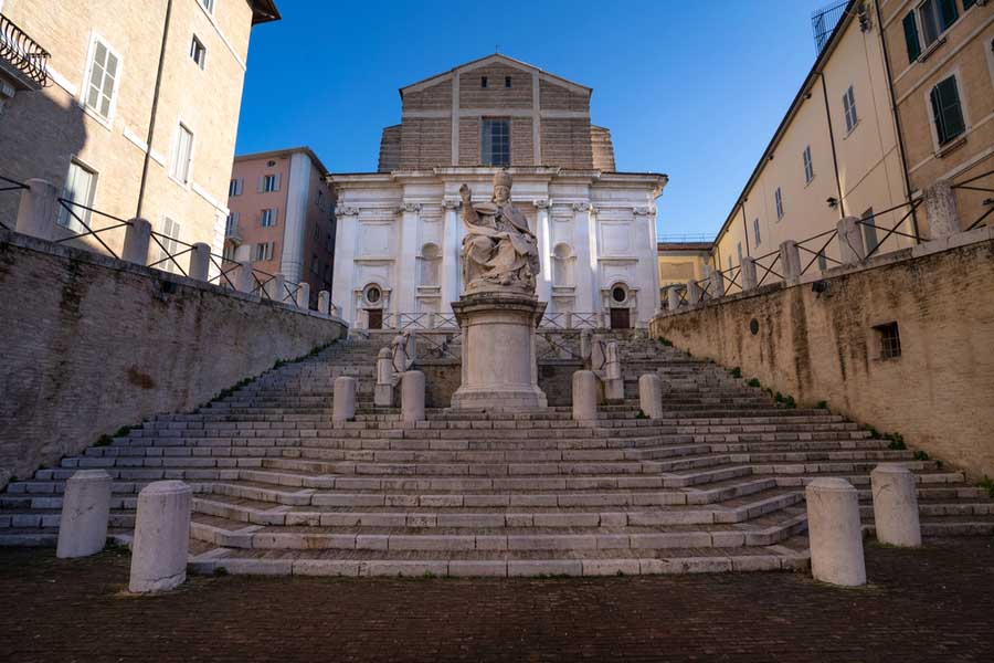 San Domenico kerk op het Piazza del Plebiscito plein met beeld van de paus
