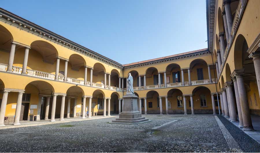 Binnenhof van de universiteit van Pavia