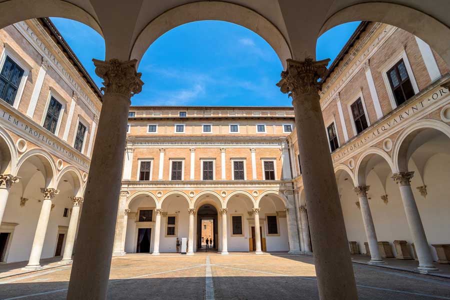 Renaissance architectuur op het binnenhof van het Palazzo Ducale