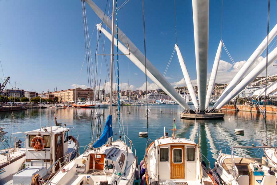 Boten in de haven Porto Antico in Genua