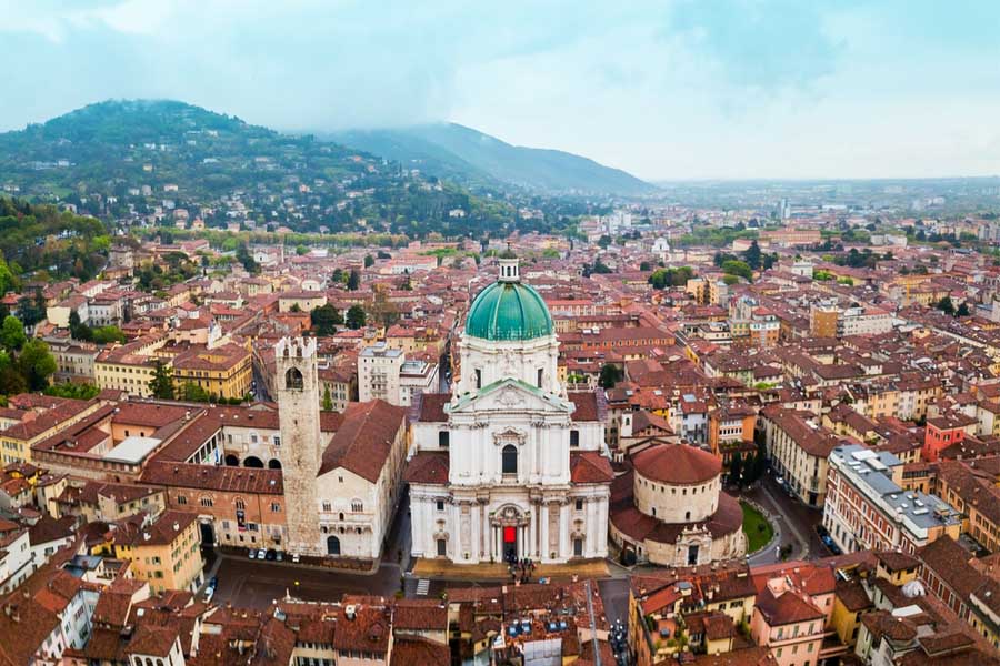 Uitzicht over Brescia en de Duomo Vecchio