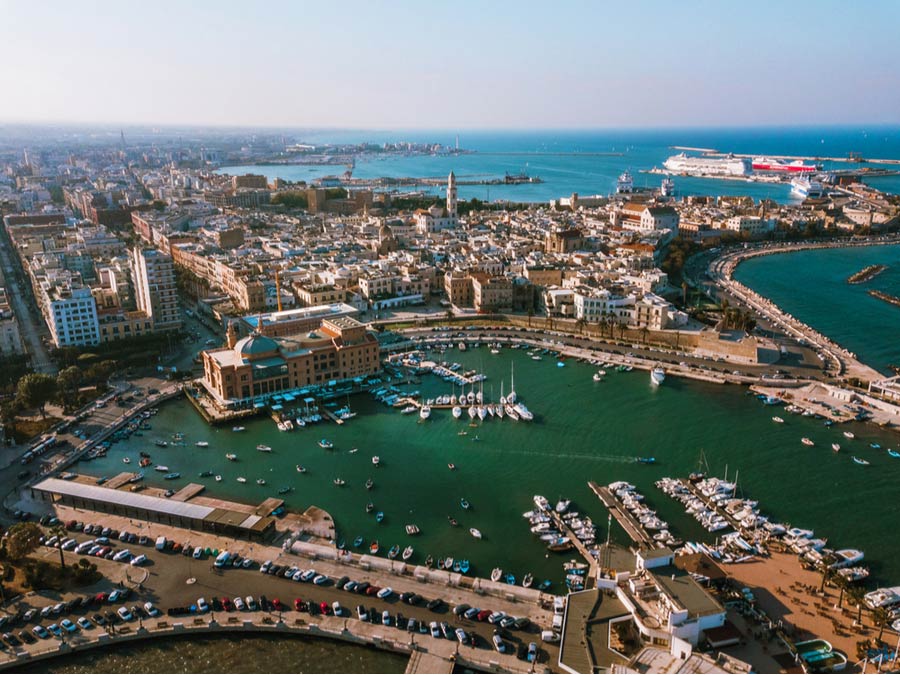Bovenaanzicht van de haven van Bari