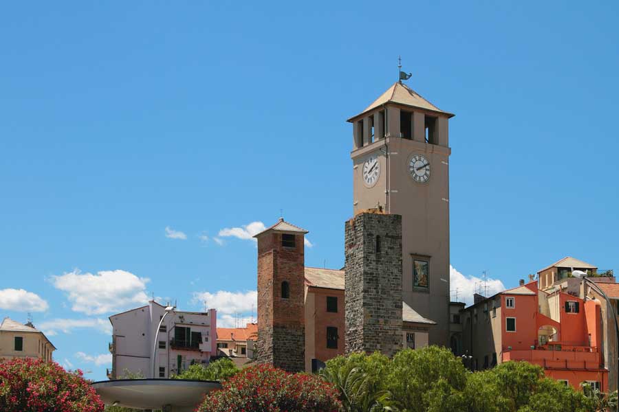 Brandale toren met middeleeuwse torens in Savona