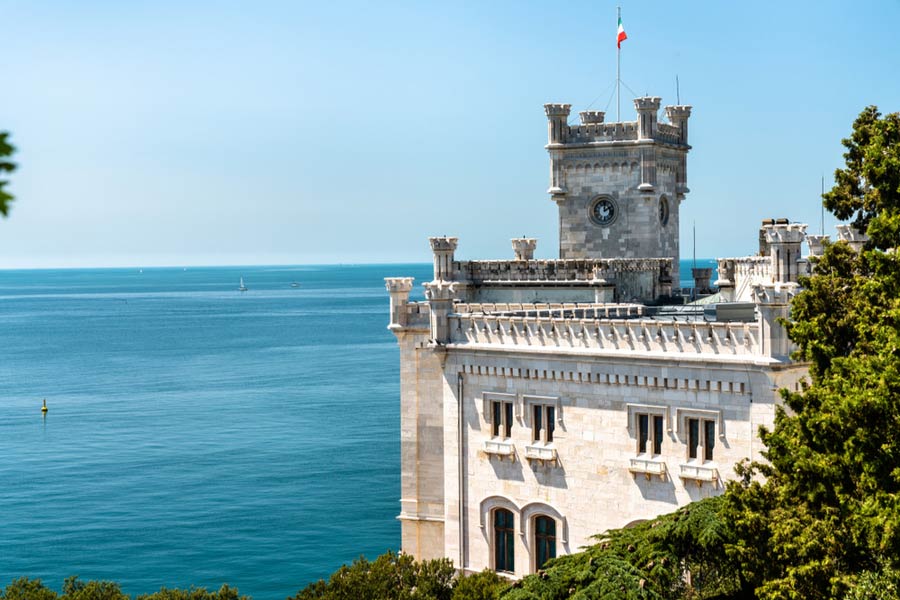 Castello di Miramare met uitzicht over zee