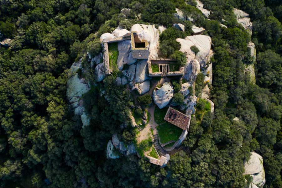 Het kasteel Castello di Pedres van bovenaf