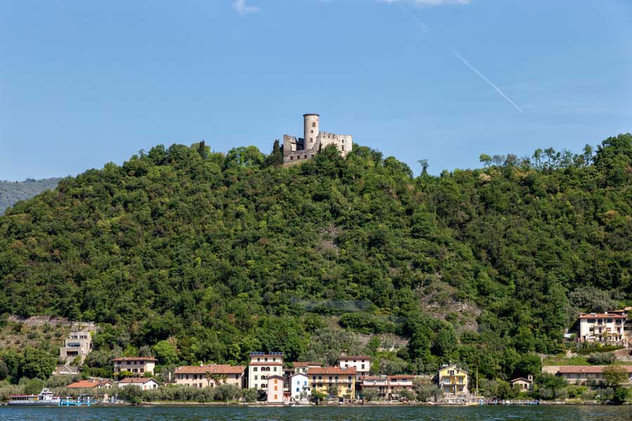 Castello Oldofredi bovenop de heuvel Monte Isola