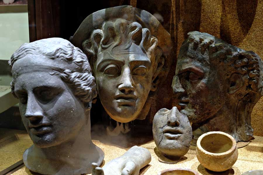 Museo Archeologico Nazionale met beelden van hoofden in Cagliari