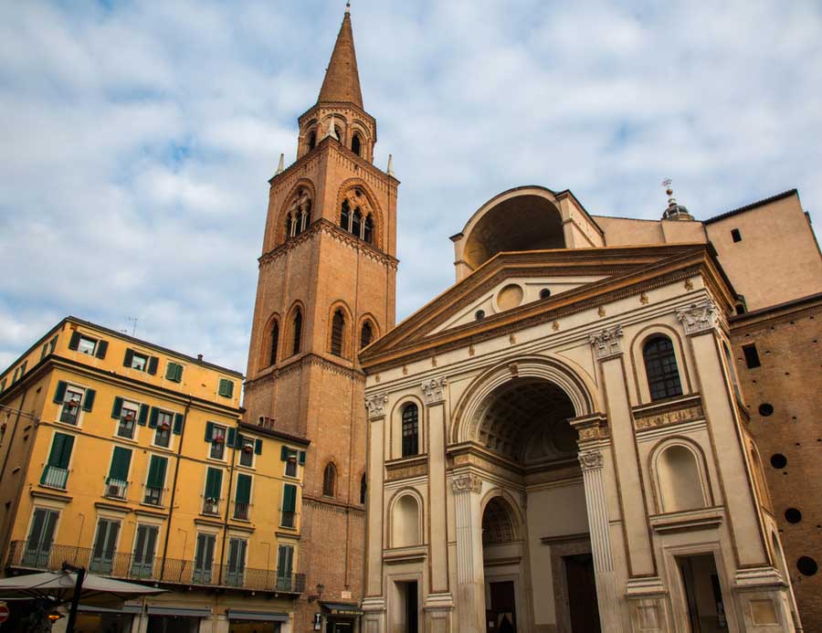 Sant'Andrea basiliek aan het Piazza delle Erbe plein in Mantua