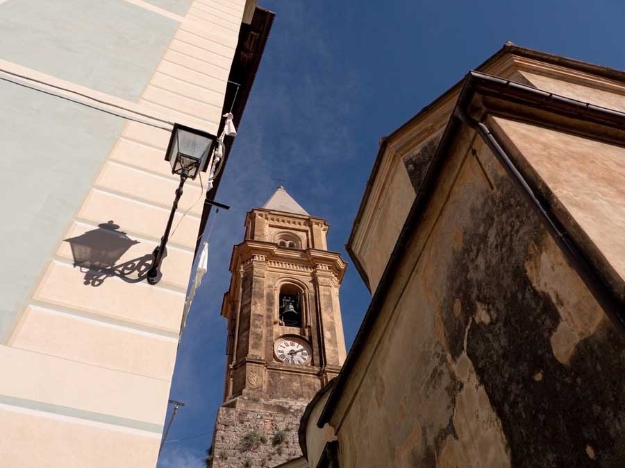Klokkentoren van de kathedraal Santa Maria Assunta in Ventimiglia