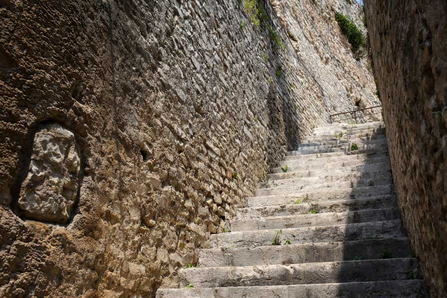 De trappen bij het Romeinse theater