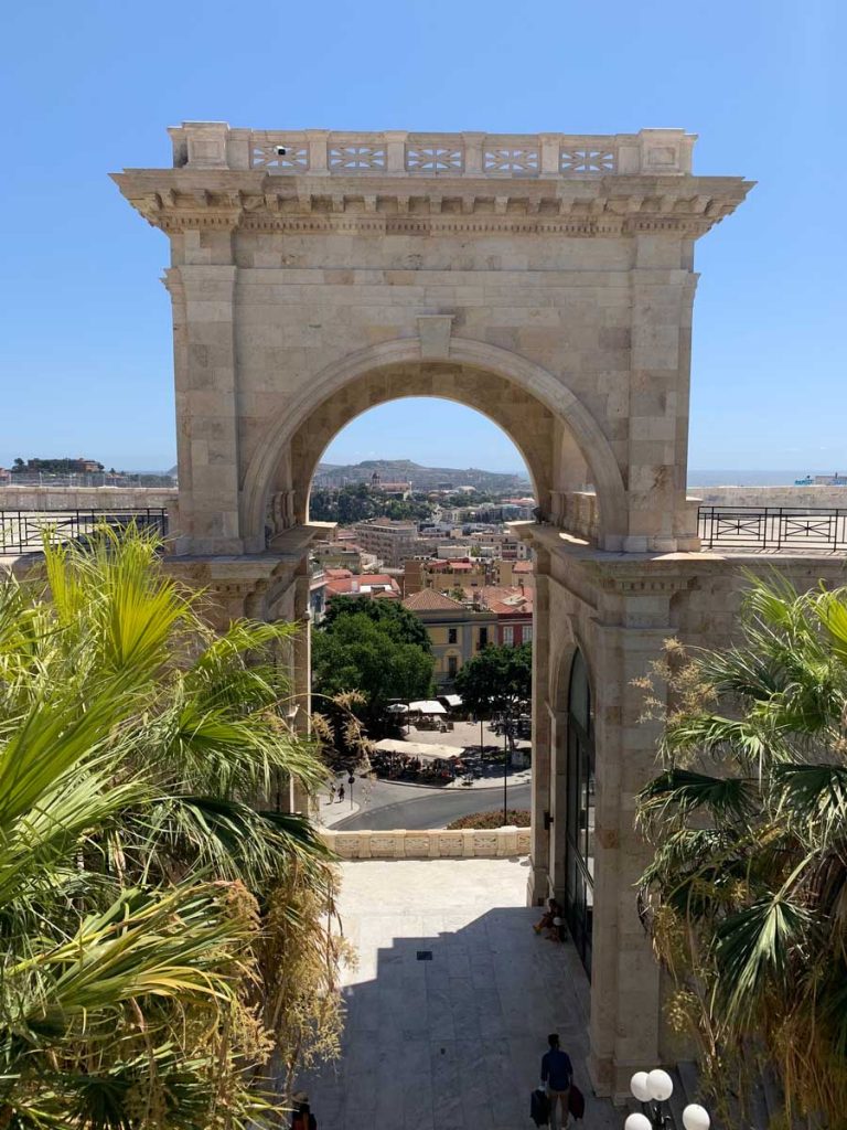 triomfboog Bastione di Saint Remy bezoeken in Cagliari