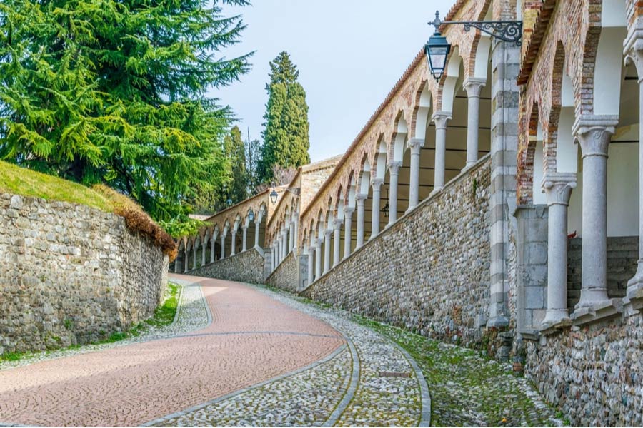 De weg die naar kasteel van Udine loopt
