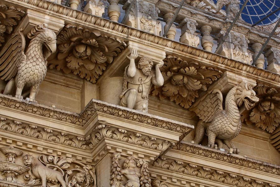 Decoraties in de voorgevel van de Basilica di Santa Croce