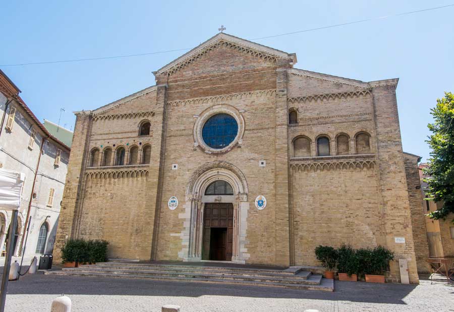 Façade van de kathedraal van Pesaro