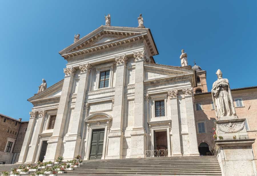 De façade van de kathedraal van Urbino