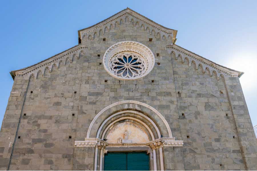 Facade van de San Pietro kerk in Corniglia