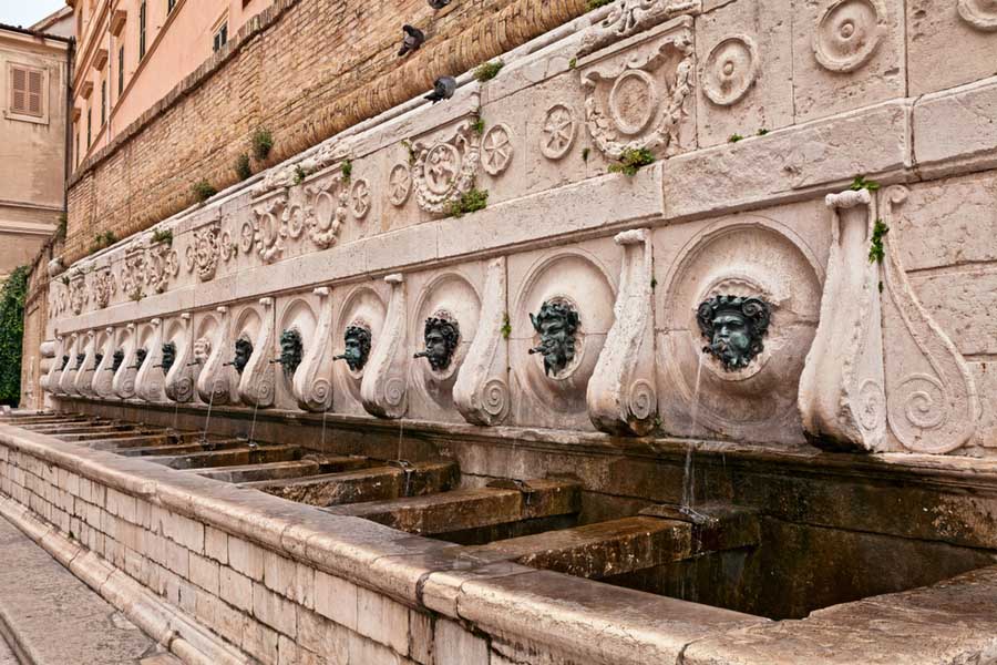 De fontein Fontana del Calamo in Ancona