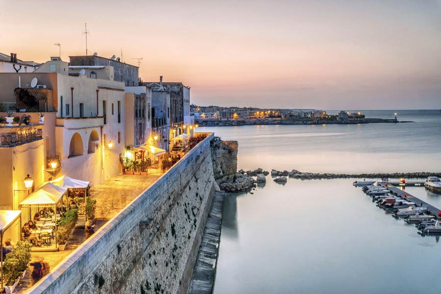 Gezellige cafés en restaurants aan de haven van Otranto