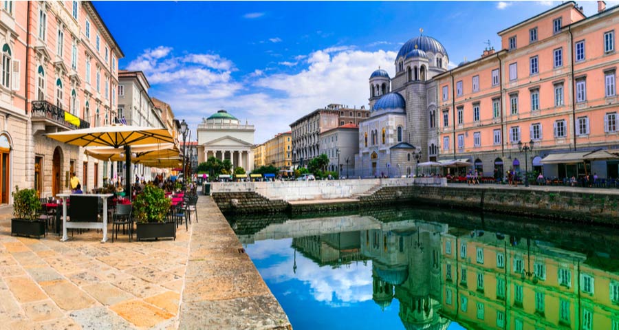 Gezellige terrasjes en restaurants aan de haven van Trieste