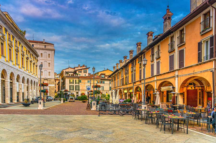 Terrasjes op het plein in het centrum van Brescia