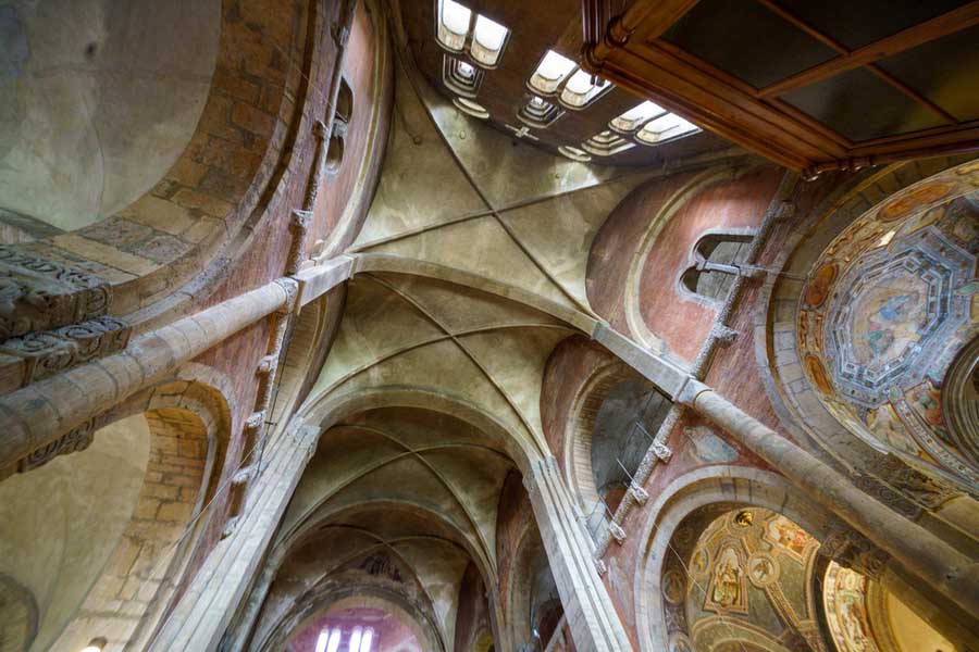 Interieur van de kerk San Michele Maggiore