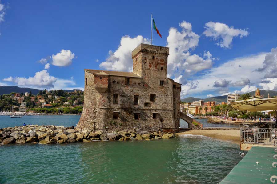 Het kasteel van Rapallo aan het strand
