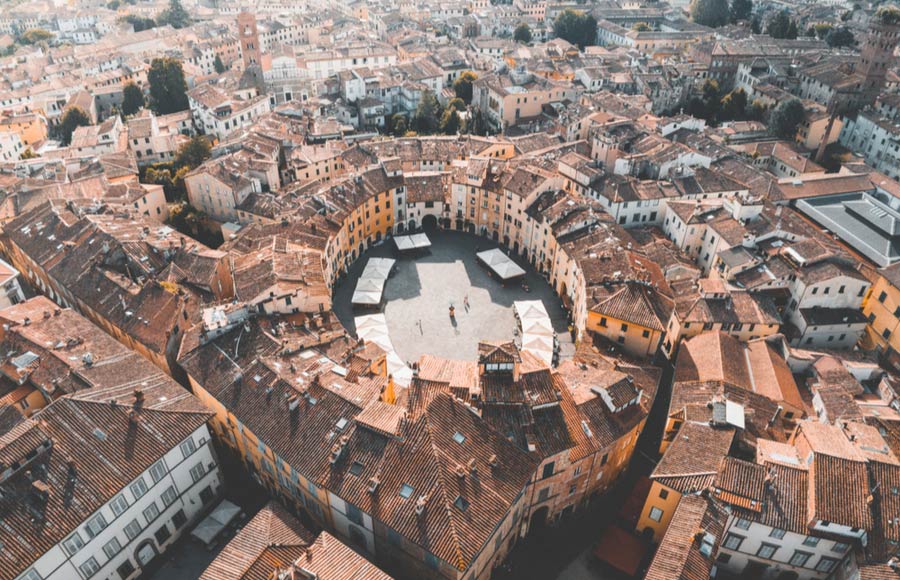 Het plein Piazza dell'Anfiteatro van boven in Lucca