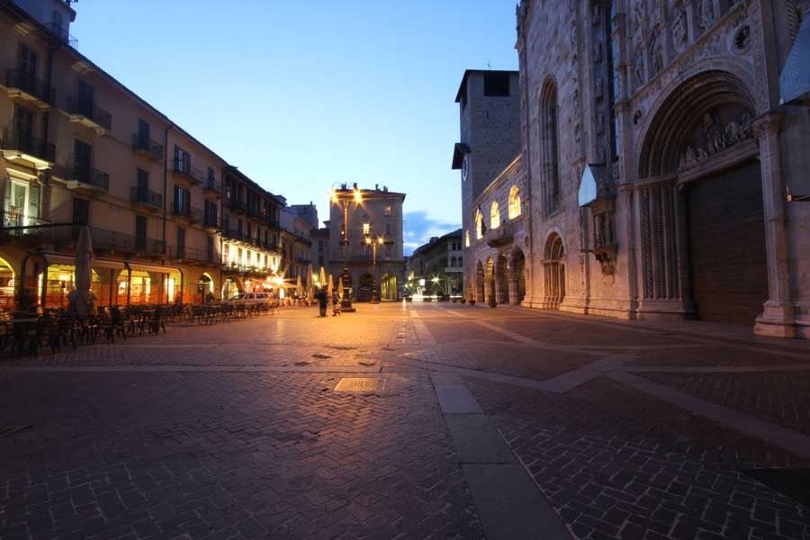 Het plein Piazza San Fedele in de avond van Como