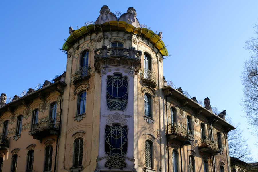 Historisch gebouw in de wijk San Donato in art nouveau stijl