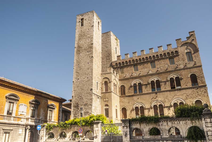 Historisch paleis met torens in Ascoli Piceno
