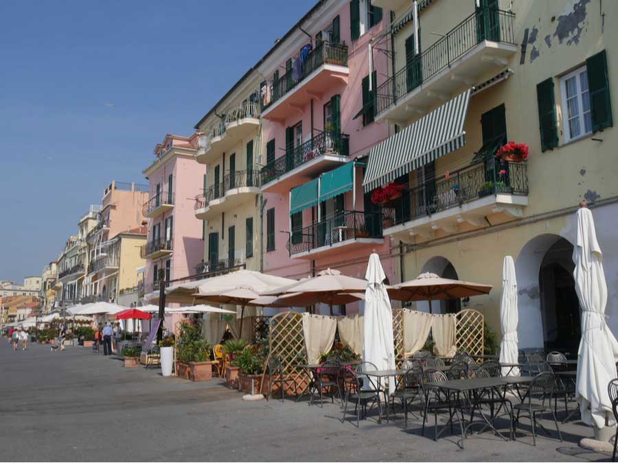 De straat Calata Cuneo in Oneglia