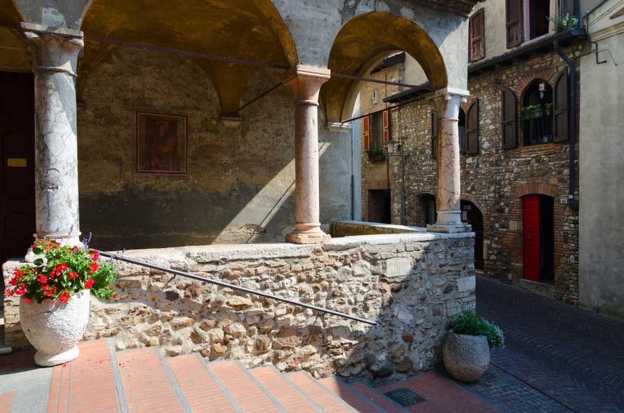Oude centrum van Sirmione bij Santa Maria Maggiore
