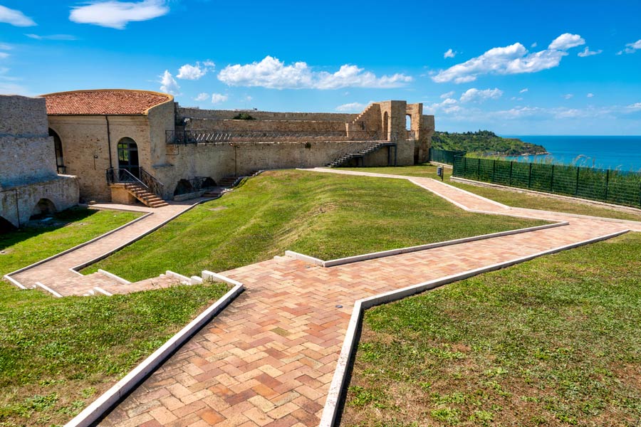 Binnentuinen van het kasteel Castello Aragonese