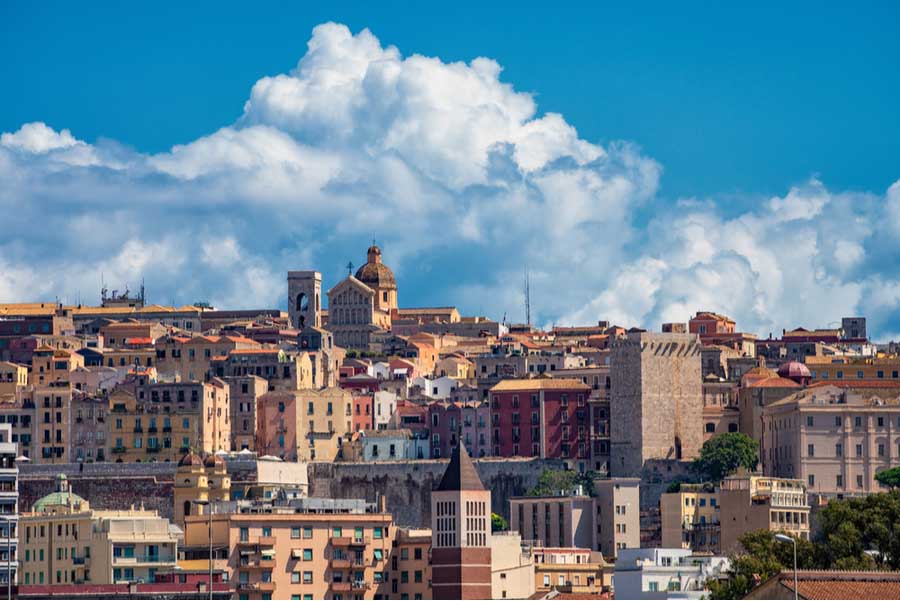 Blik op de kathedraal van Cagliari met uitzicht over de stad
